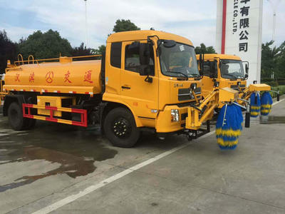 道路隔離開(kāi)欄清洗車 東風(fēng)天錦高效解決方案