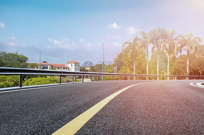 公路 大氣背景下的流動樂章