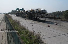 高速公路掛車自燃引發大火 18輛商品車燒毀 橋梁安全引關注